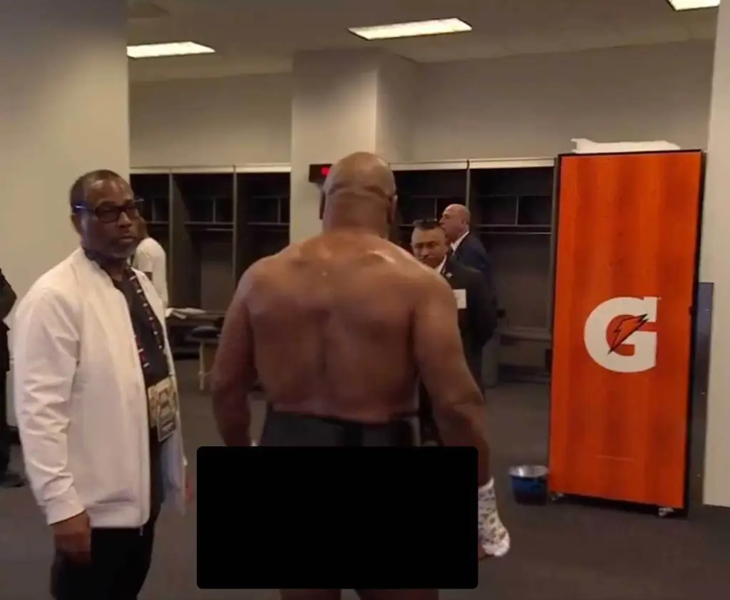 Mike Tysons Bare Backside Shown On Live Broadcast Before Fight With