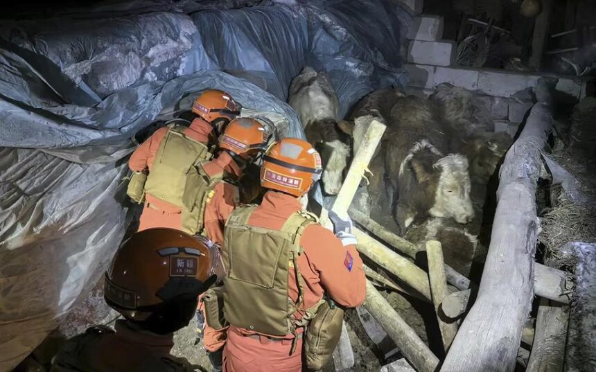 7.1 magnitude earthquake strikes western China