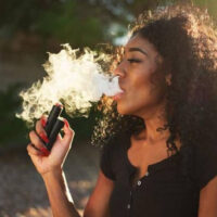 UK bans disposabl vapes